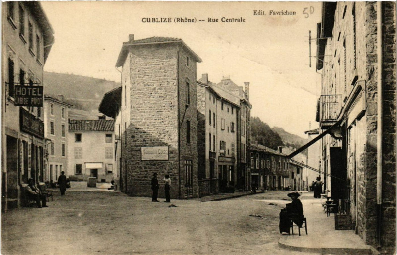 Carte postale ancienne Cublize Rue Centrale à Cublize