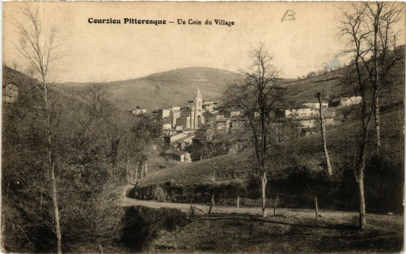 Carte postale ancienne Courzieu Un coin du village à Courzieu