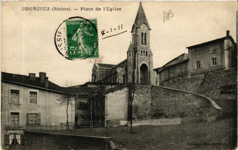 Carte postale ancienne Courzieu Place de l'Eglise à Courzieu