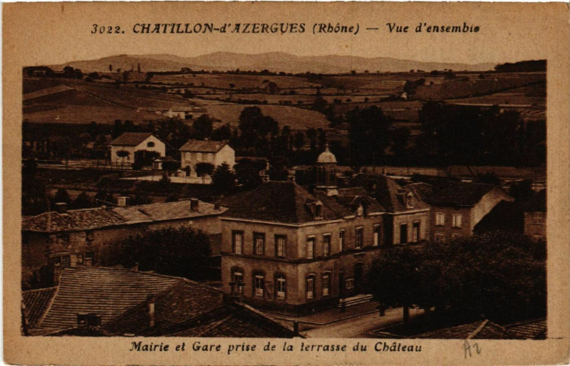Carte postale ancienne Chatillon d'Azergues Vue d'ensemble.Mairie et Gare. à Châtillon