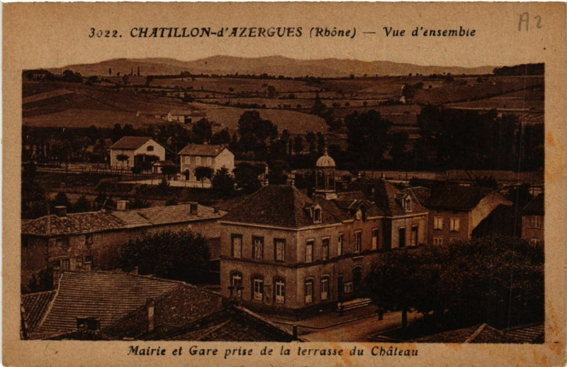 Carte postale ancienne Chatillon d'Azergues Vue d'ensemble.Mairie et Gare. à Châtillon