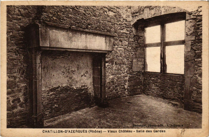 Carte postale ancienne Chatillon d'Azergues Vieux Chateau-Salle des Gardes à Châtillon