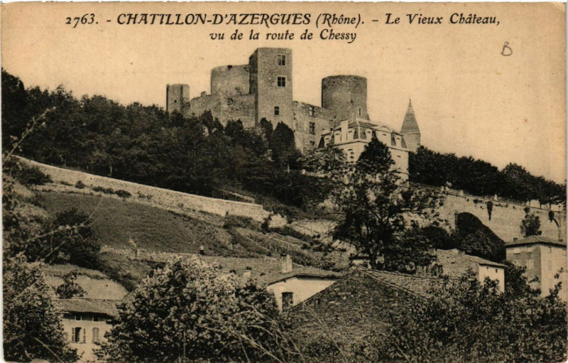 Carte postale ancienne Chatillon d'Azergues Le Vieux Chateau vu de la Route de Chessy à Châtillon