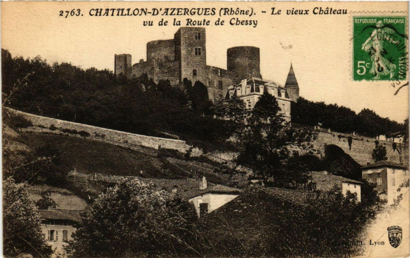 Carte postale ancienne Chatillon d'Azergues Le Vieux Chateau vu de la Route de Chessy à Châtillon
