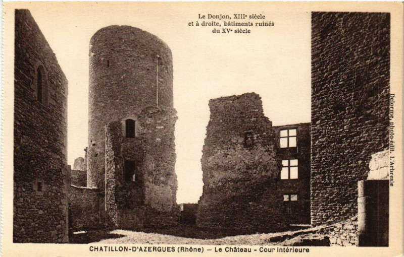Carte postale ancienne Chatillon d'Azergues Le Chateau-Cour interieure à Châtillon