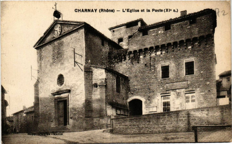 Carte postale ancienne Charnay Eglise et la Poste à Charnay