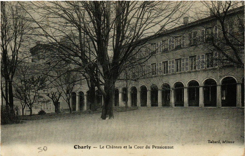 Carte postale ancienne Charly Le Chateau et la Cour du Pensionnat à Charly