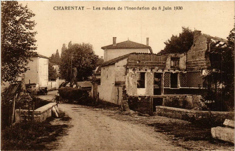 Carte postale ancienne Charentay Les ruines de l'inondation à Charentay