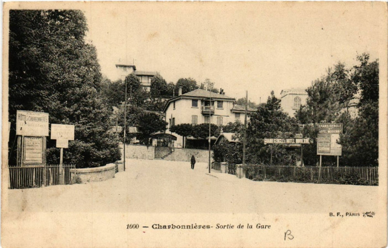 Carte postale ancienne Charbonnieres Sortie de la Gare