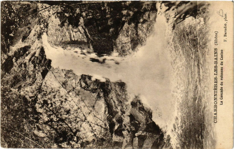Carte postale ancienne Charbonnieres-les-Bains La Cascade du ruisseau du Casino à Charbonnières-les-Bains
