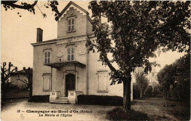 Carte postale ancienne Champagne au Mont-d'Or La Mairie et l'Eglise à Champagne-au-Mont-d'Or