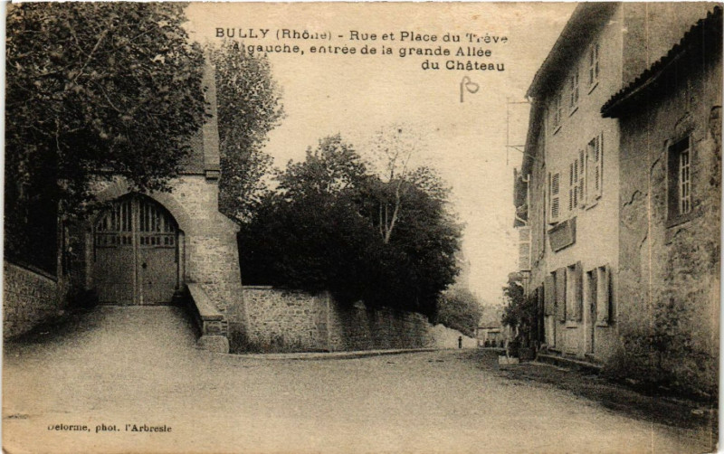 Carte postale ancienne Bully Rue et Place du Treve.Entrée de la grande Allée du Chateau. à Bully