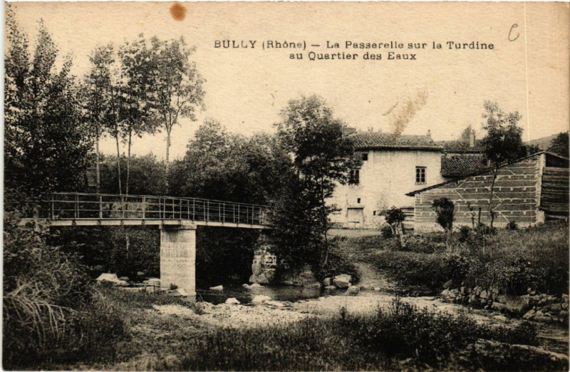 Carte postale ancienne Bully La Passerelle sur la Turdine au Quartier des Eaux à Bully
