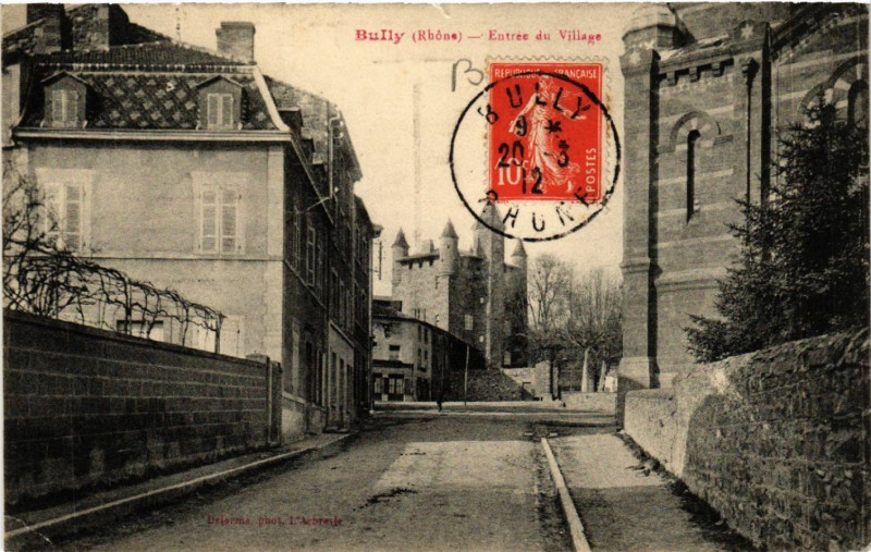 Carte postale ancienne Bully Entrée du Village à Bully