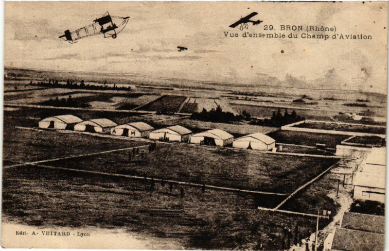 Carte postale ancienne Bron Vue d'ensemble du Champ d'Aviation à Bron