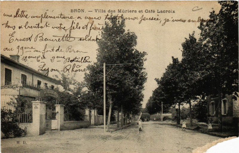 Carte postale ancienne Bron Villa des Muriers et Café Lacroix à Bron