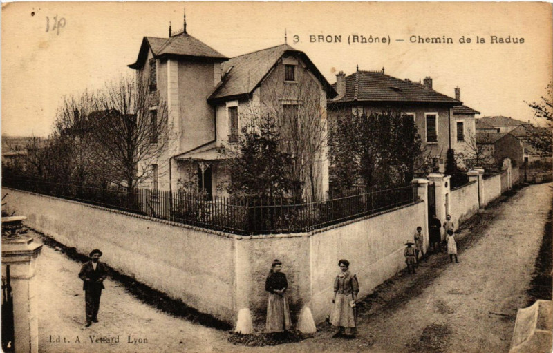 Carte postale ancienne Bron Chemin de la Radue à Bron