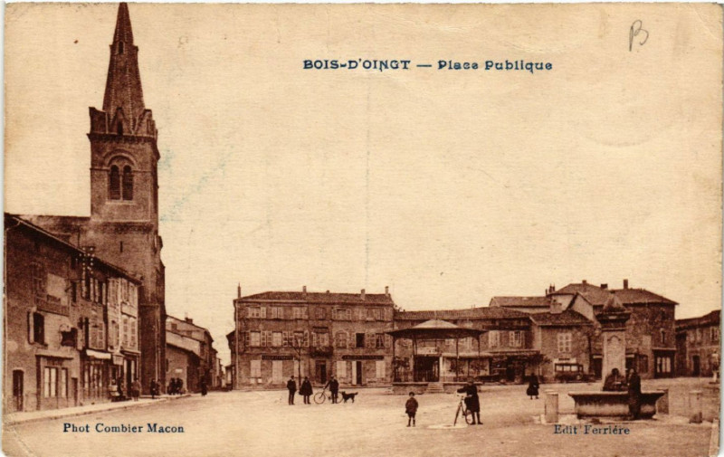 Carte postale ancienne Bois d'Oingt Place Publique