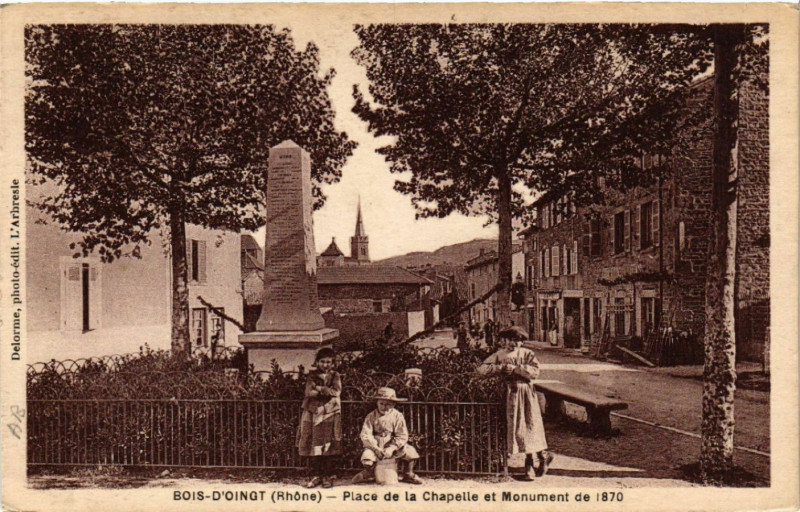 Carte postale ancienne Bois d'Oingt Place de la Chapelle et Monument de 1870