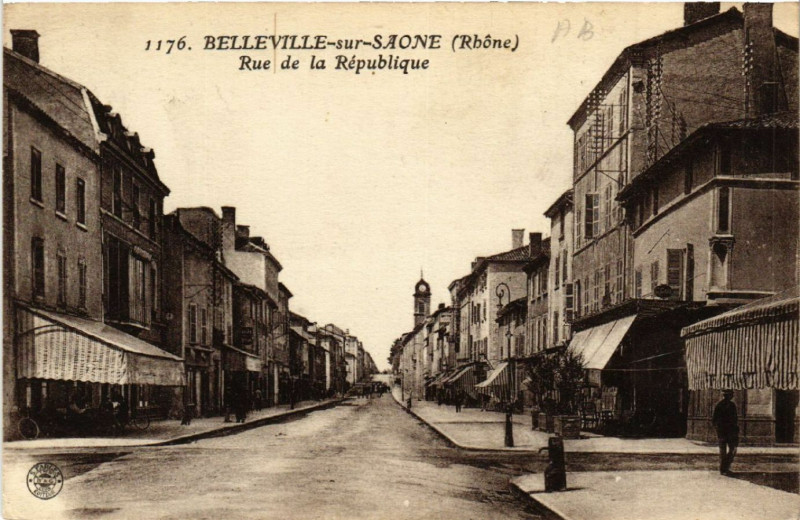 Carte postale ancienne Belleville-sur-Saone Rue de la Republique