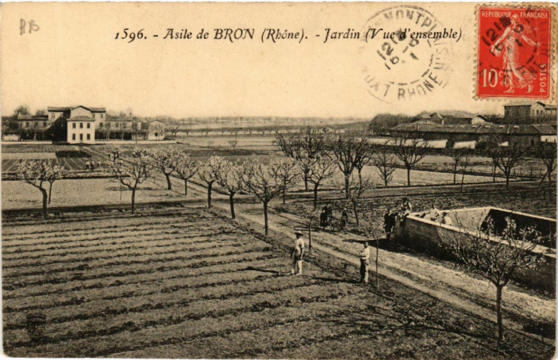 Carte postale ancienne Asile de Bron Jardin à Bron
