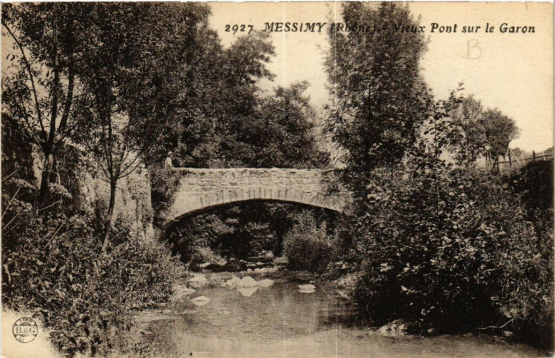 Carte postale ancienne Messimy Vieux Pont. sur le Garon à Messimy