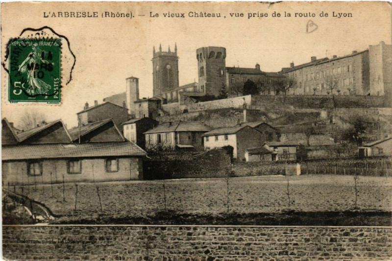 Carte postale ancienne L'Arbresle Vieux Chateau vue prise de la route de Lyon à L'Arbresle