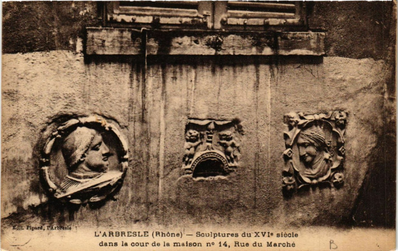 Carte postale ancienne L'Arbresle Sulptures du XVIe siecle Rue du Marché à L'Arbresle