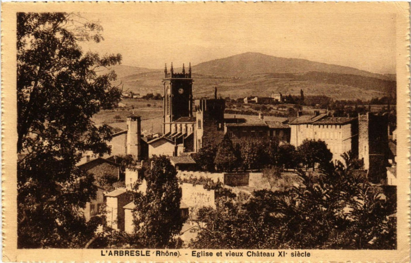 Carte postale ancienne L'Arbresle Eglise et vieux Chateau Xie siecle à L'Arbresle