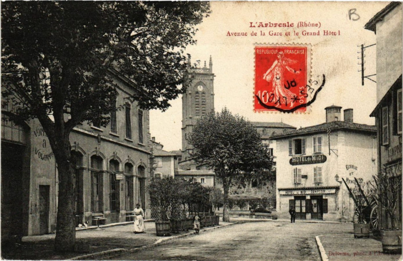 Carte postale ancienne L'Arbresle Avenue de la Gare. le Grand Hotel à L'Arbresle