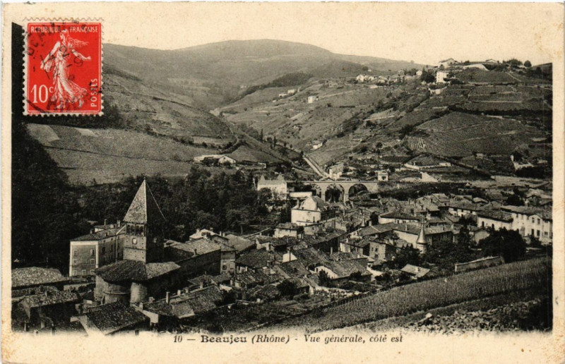 Carte postale ancienne Beaujeu Vue générale. cote est à Beaujeu