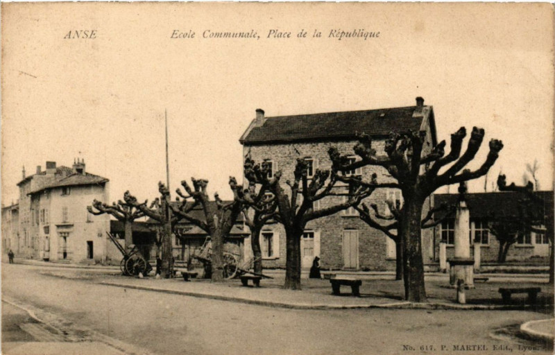 Carte postale ancienne Anse Ecole Communale. Place de la Republique à Anse