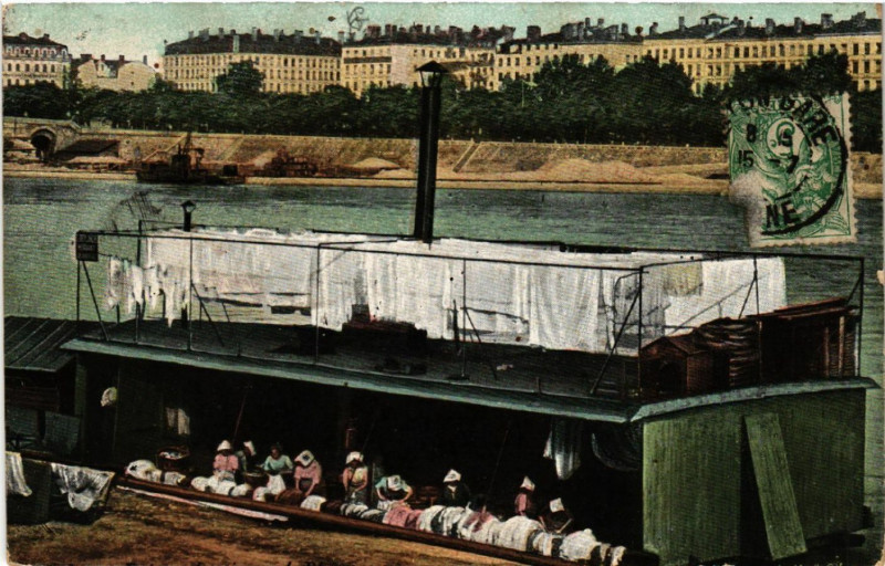 Carte postale ancienne Lyon Un Bateau-lavoir sur le Rhone à Lyon