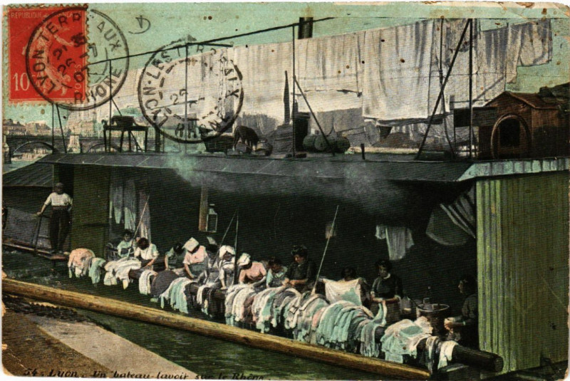 Carte postale ancienne Lyon Un Bateau-lavoir sur le Rhone à Lyon