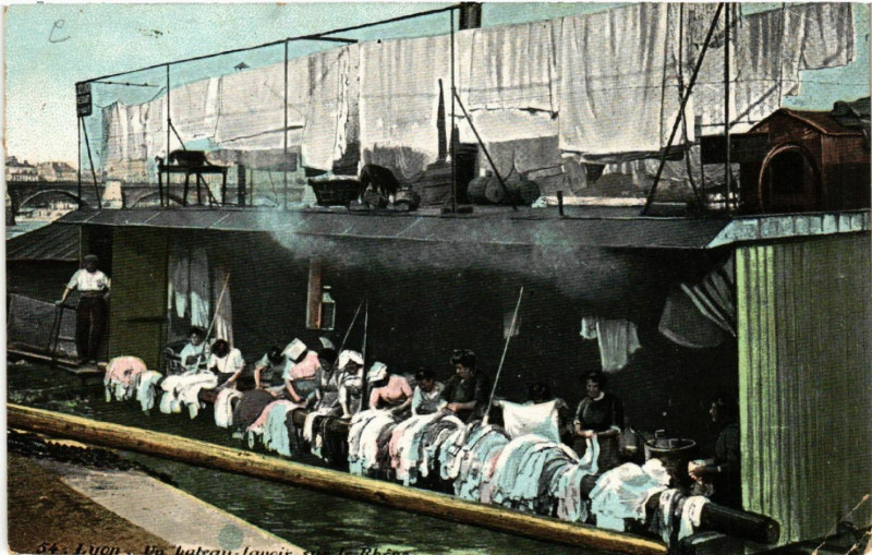 Carte postale ancienne Lyon Un Bateau-lavoir sur le Rhone à Lyon