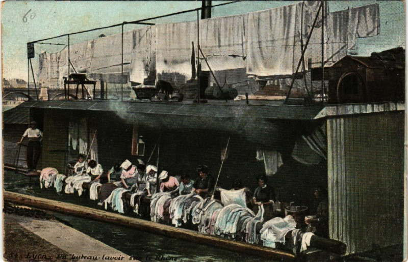 Carte postale ancienne Lyon Un Bateau-lavoir sur le Rhone à Lyon