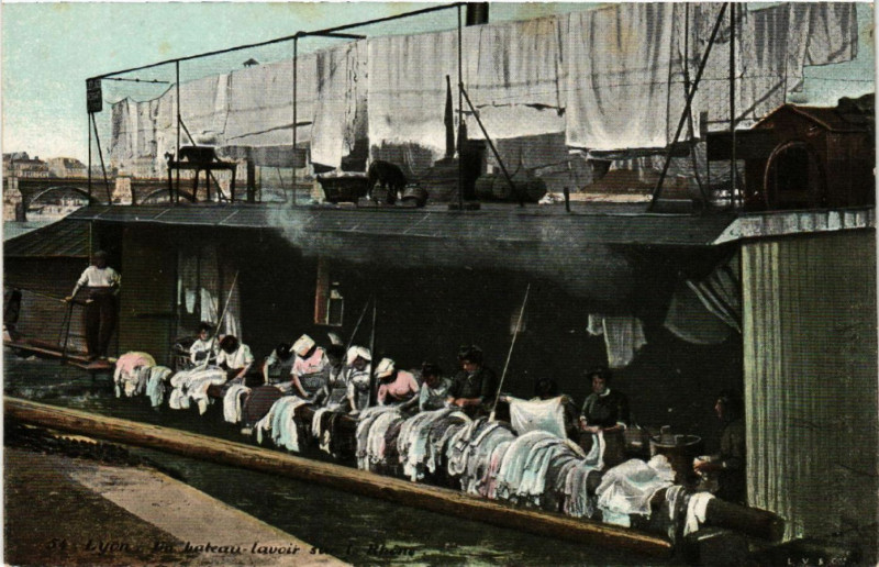 Carte postale ancienne Lyon Un Bateau-lavoir sur le Rhone à Lyon