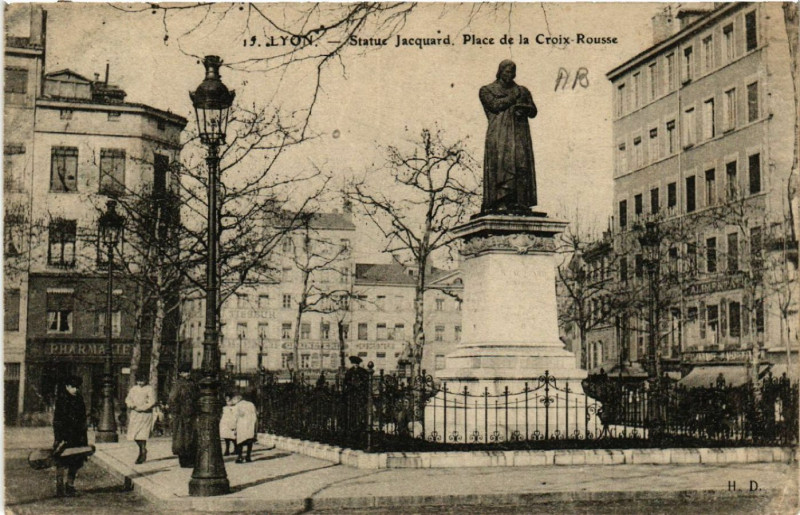 Carte postale ancienne Lyon Statue Jacquard. Plae de la Croix-Rousse à Lyon