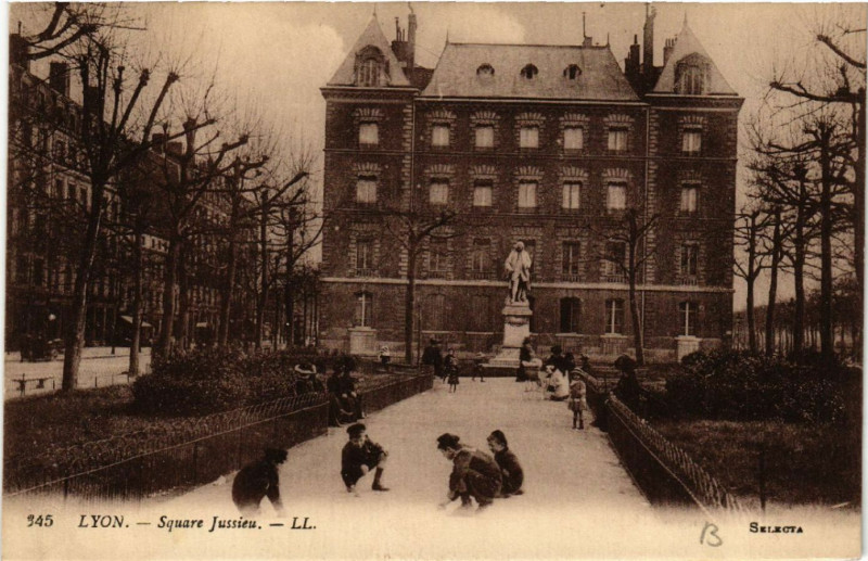 Carte postale ancienne Lyon Square Jussieu. à Lyon