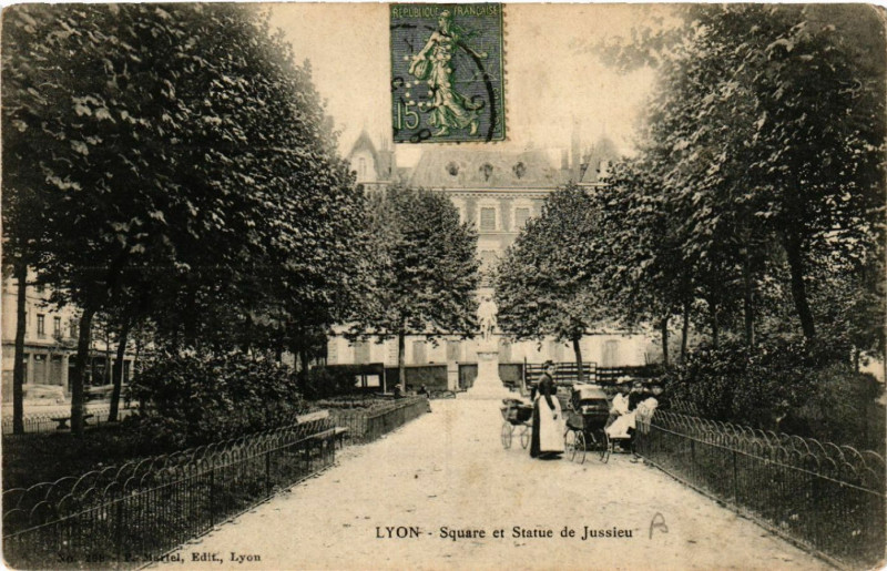 Carte postale ancienne Lyon Square et Statue de Jussieu. à Lyon