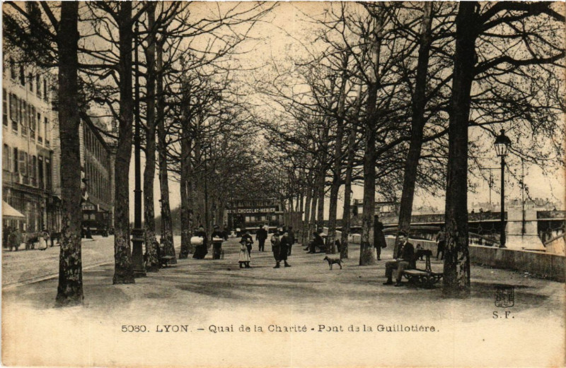 Carte postale ancienne Lyon Quai de la Charite Pont de la Guillotiere à Lyon