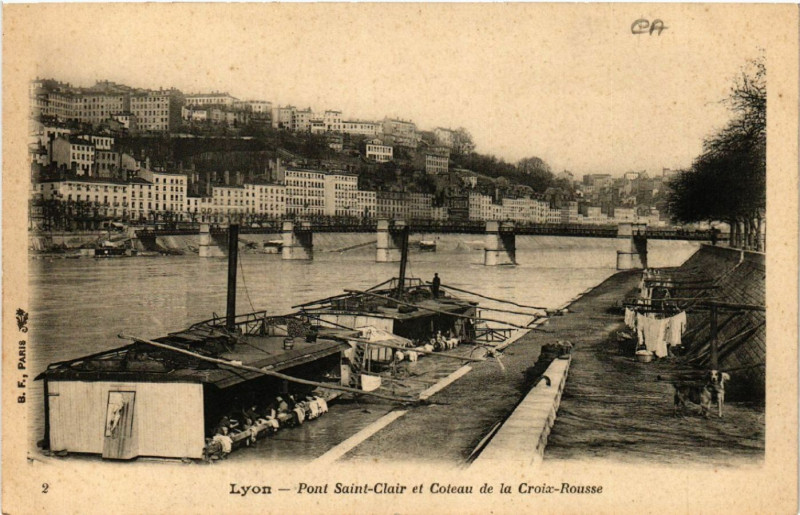 Carte postale ancienne Lyon Pont St-Clair et Coteau de la Croix-Rousse à Lyon