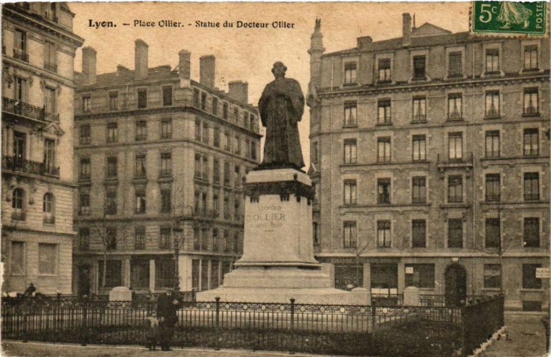 Carte postale ancienne Lyon Place Ollier. Statue du Docteur Ollier à Lyon