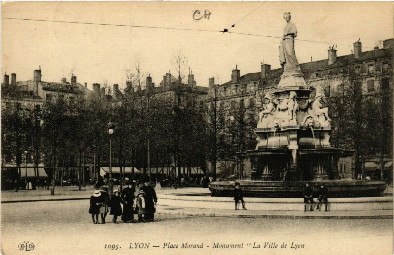 Carte postale ancienne Lyon Place Morand. Monument la Ville de Lyon à Lyon