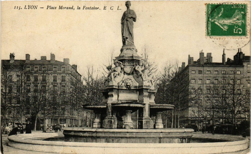 Carte postale ancienne Lyon Place Morand. La Fontaine à Lyon