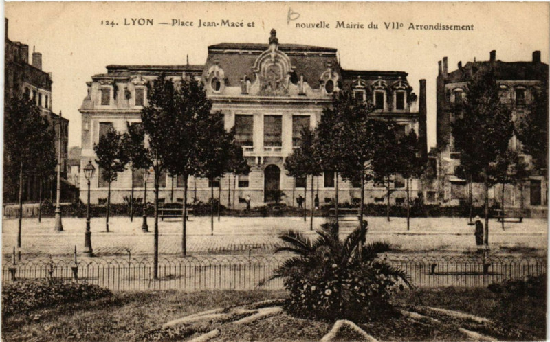 Carte postale ancienne Lyon Place Jean-Mace. nouvelle Mairie du VIIe arr. à Lyon