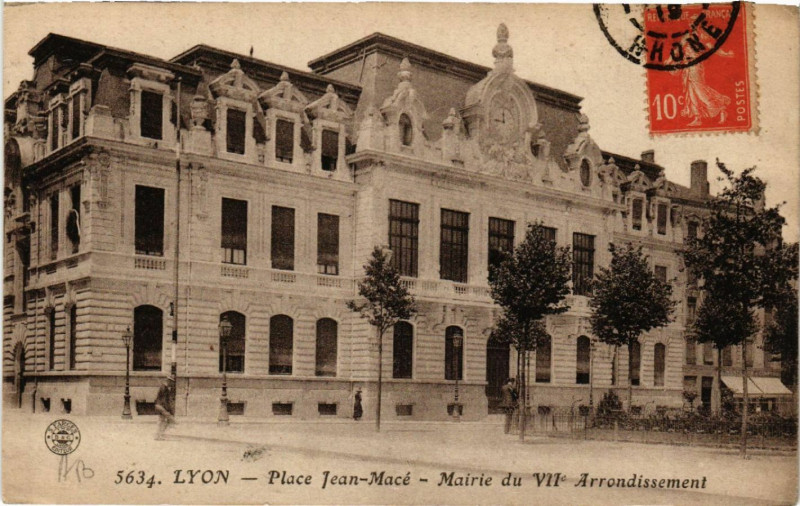 Carte postale ancienne Lyon Place Jean-Mace. Mairie du VIIe arr. à Lyon