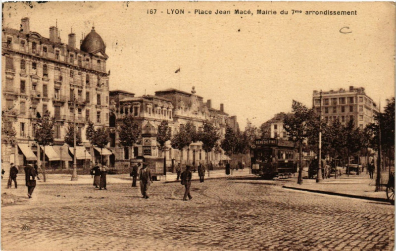 Carte postale ancienne Lyon Place Jean-Mace. Mairie du VIIe arr. à Lyon