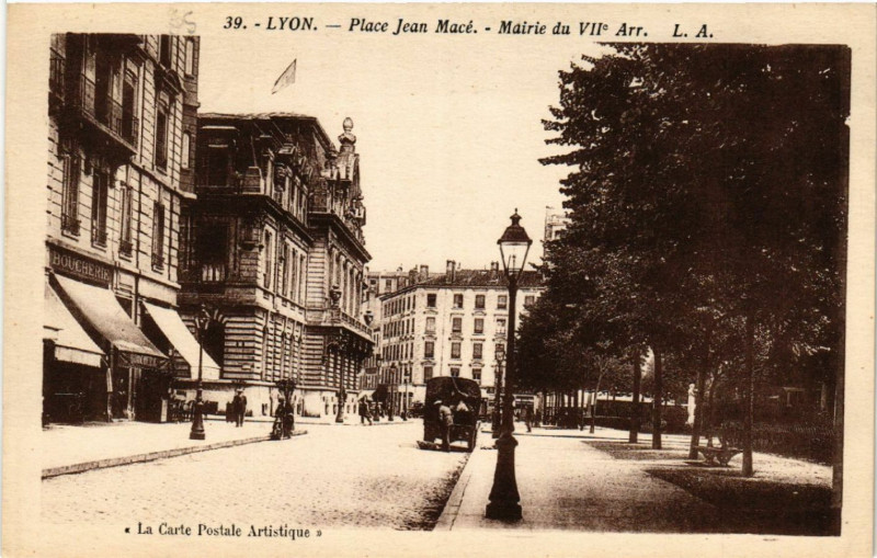 Carte postale ancienne Lyon Place Jean-Mace. Mairie du VIIe arr. à Lyon