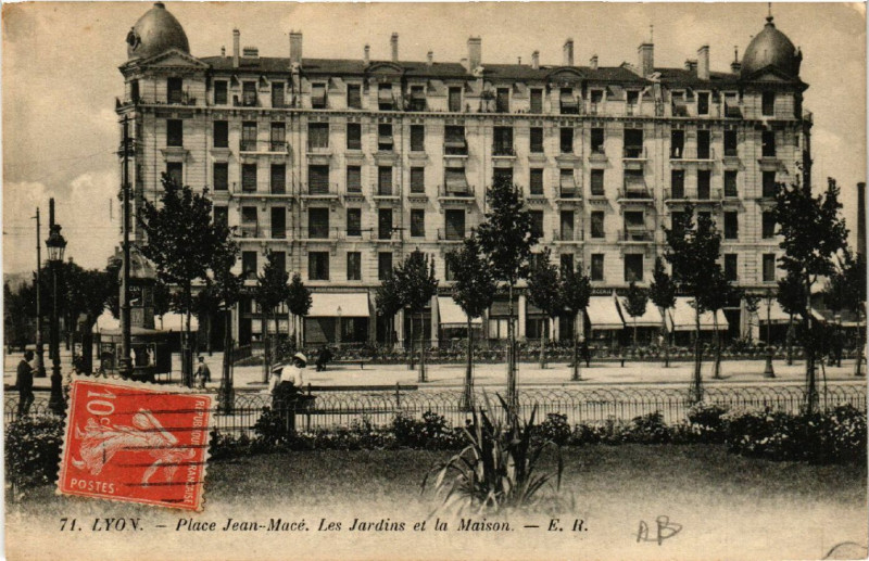 Carte postale ancienne Lyon Place Jean-Mace. Les Jardins et la Maison à Lyon